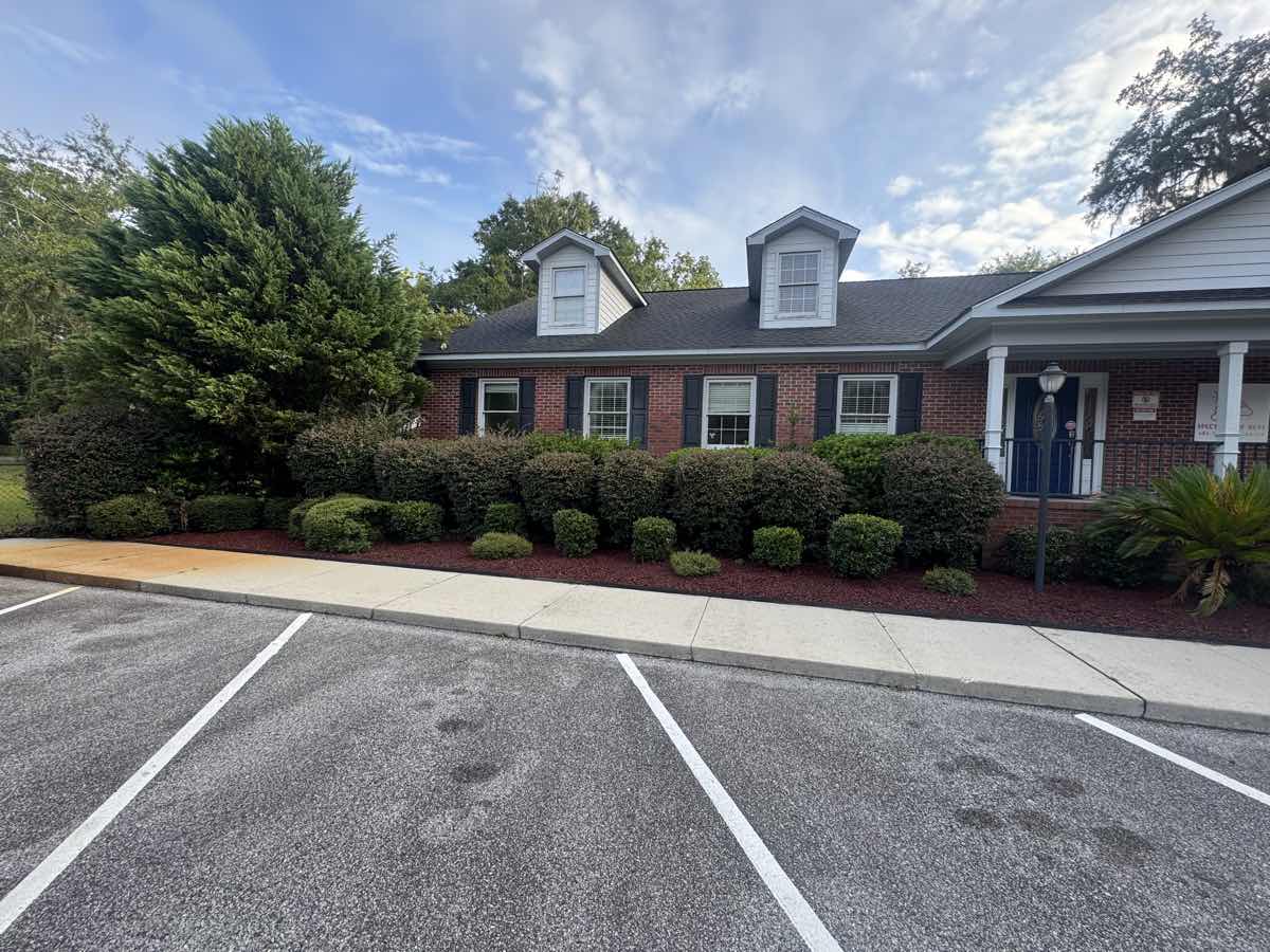 Trimmed shrubs and mulch beds maintained by A&P Lawn Care in Hinesville, GA